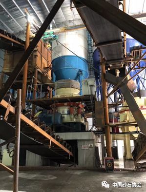 德都高速9、10標(biāo)項(xiàng)目部骨料加工車(chē)間正式投產(chǎn)，每小時(shí)產(chǎn)量達(dá)400立方米